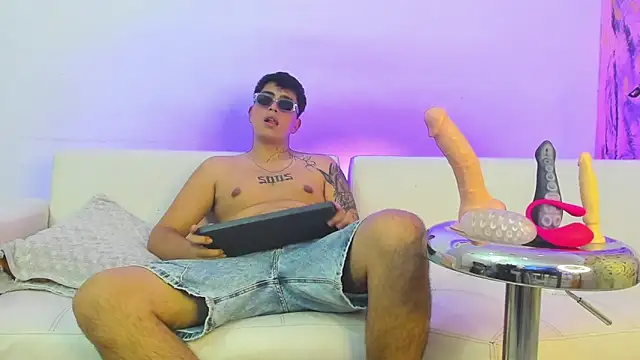 ThomasThundr online show from April 14, 6:30 am