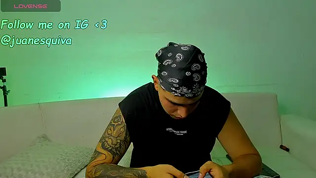 Snapshot of ThomasThundr chatting on April 22, 4:59 am ThomasThundr online show from April 22, 4:59 am