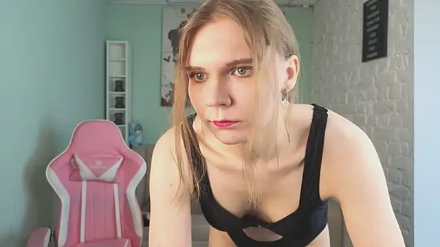 LoralAvery online show from April 17, 6:38 am