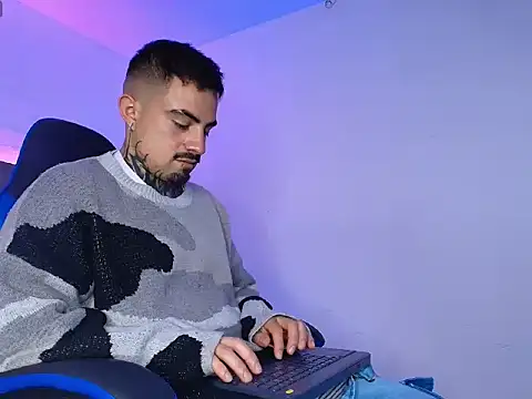 Dallas Whitee online show from March 26, 8:03 pm