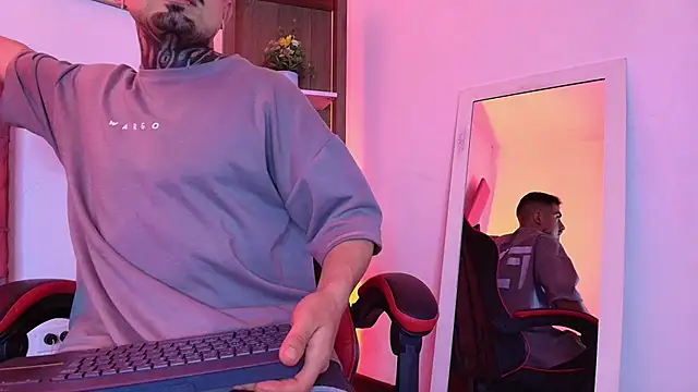 Dallas Whitee online show from March 28, 7:57 pm