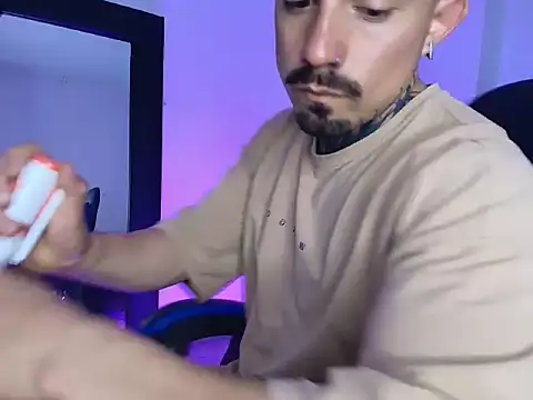 Dallas Whitee online show from April 2, 6:05 pm