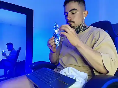 Dallas Whitee online show from April 4, 7:44 pm