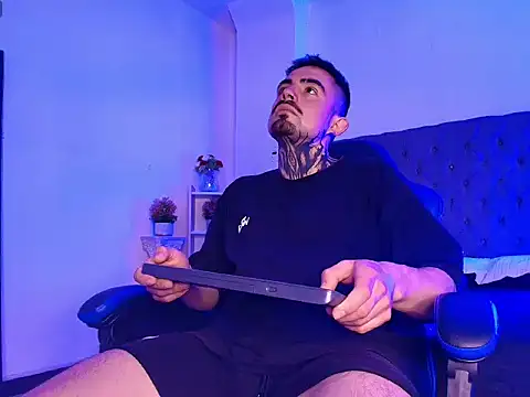 Dallas Whitee online show from April 6, 7:15 pm