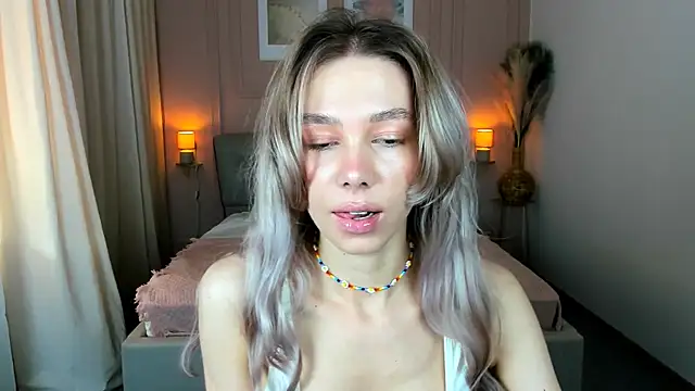 LuluAlis online show from April 22, 1:01 pm