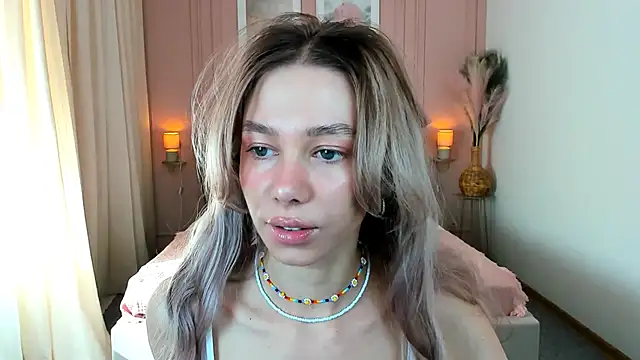 LuluAlis online show from April 23, 1:13 pm