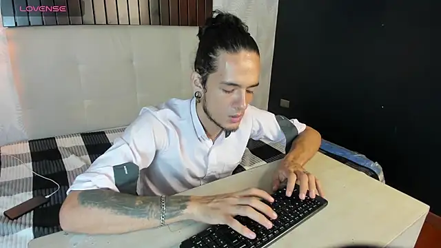 Skinny Mac online show from April 16, 3:02 pm