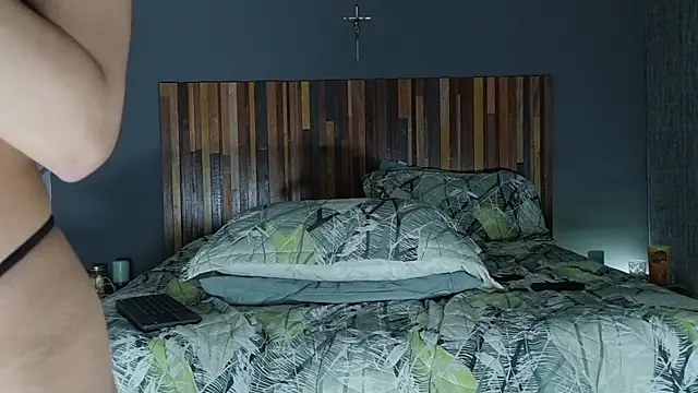 LauraaPeachh1 online show from April 9, 6:19 am