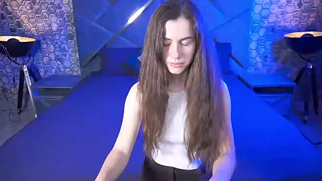 LittleJulii online show from March 23, 4:00 pm