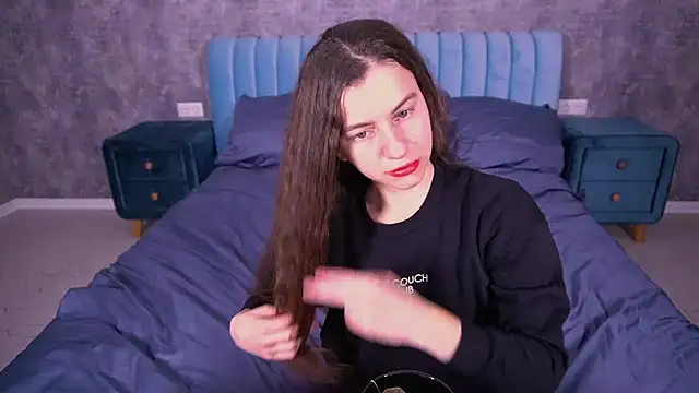 LittleJulii online show from March 31, 7:25 pm