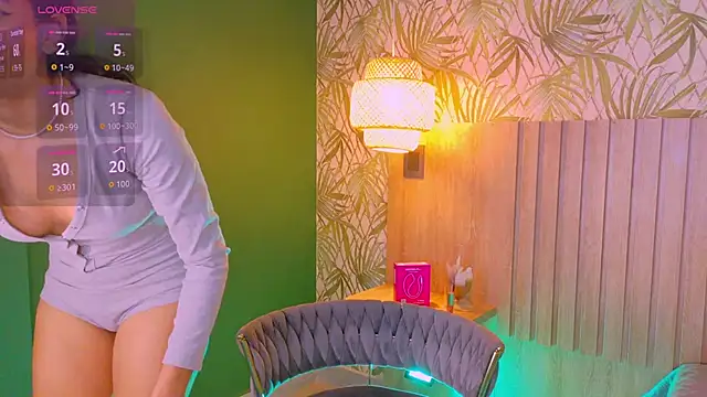 EmmaCollins01 online show from April 18, 4:11 pm