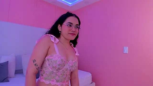 luna veega online show from April 15, 4:47 pm