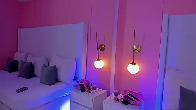 luna veega online show from April 16, 5:03 pm