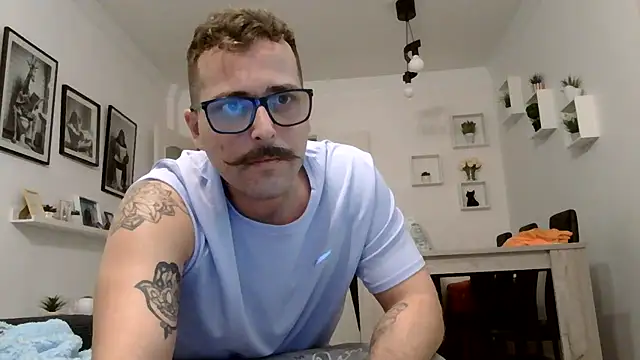 Snapshot of yanick931 chatting on May 24, 9:53 pm yanick931 online show from May 24, 9:53 pm