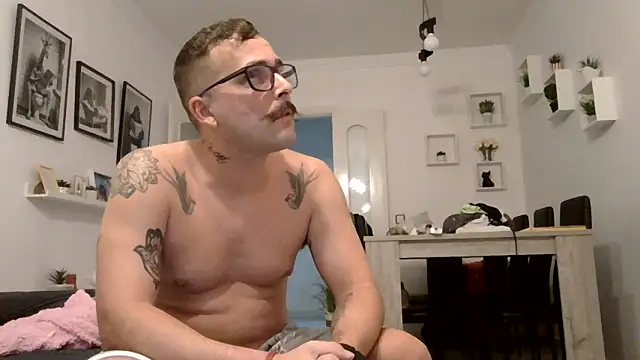 Snapshot of yanick931 chatting on June 5, 11:32 pm yanick931 online show from June 5, 11:32 pm