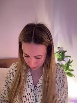 EvaRyen  online show from April 7, 3:34 pm