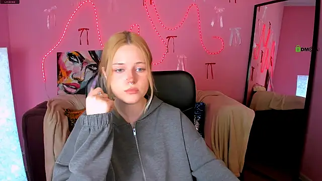 trixy melison online show from April 4, 9:18 am