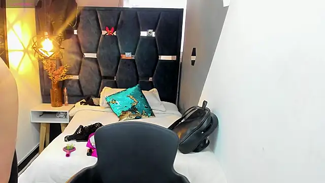 Abril Fox   online show from April 17, 8:01 pm