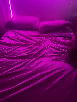 Shynesse21 online show from April 6, 3:46 pm