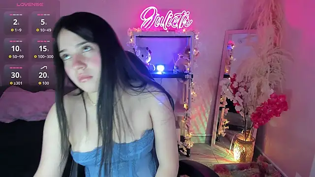 Julieth Caandy online show from April 1, 11:11 am