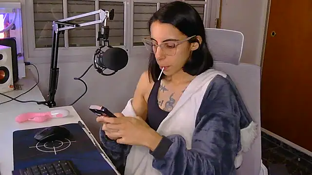 Poison Ivy 29 online show from April 9, 2:44 am