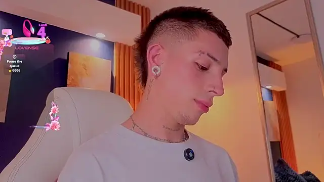 Luca Prince  online show from April 23, 3:52 am