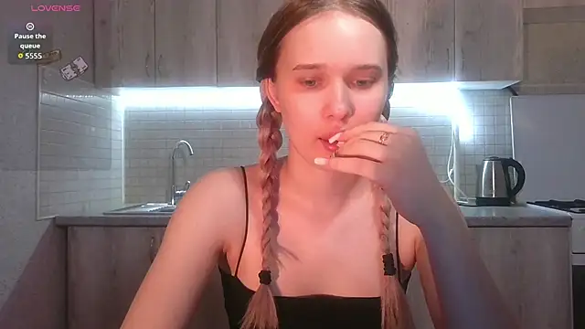 Snapshot of Alice_Pleasance chatting on June 11, 6:39 pm Alice Pleasance online show from June 11, 6:39 pm