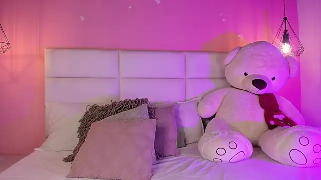 Snapshot of KarolyneLune chatting on April 19, 7:49 pm KarolyneLune online show from April 19, 7:49 pm