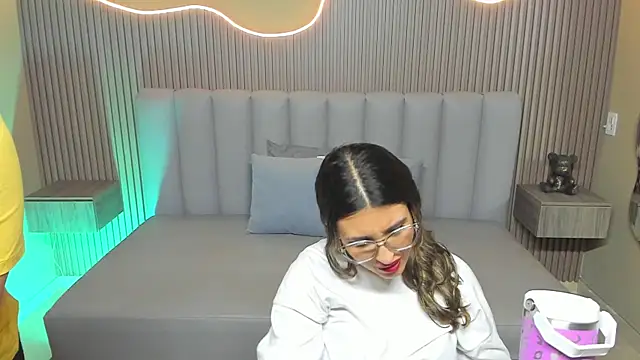 Amy Estrellita online show from April 16, 12:06 pm