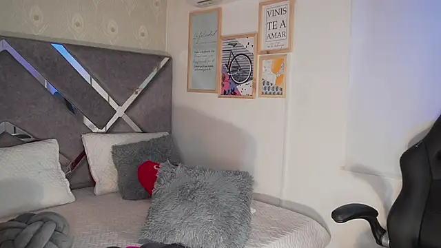 Naomi-Gray online show from April 16, 9:39 pm