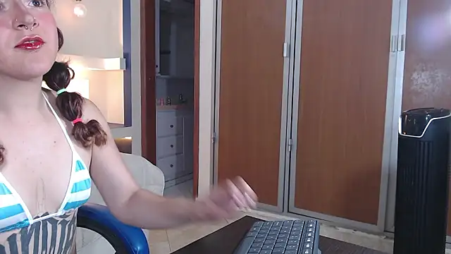 justkarlitaa online show from March 18, 12:19 pm