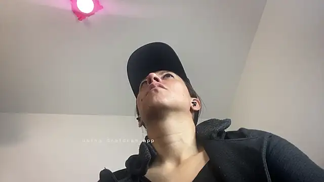 ItsAmara online show from April 10, 1:27 pm