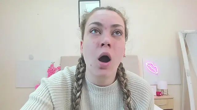 MelanieCuty online show from April 11, 5:23 am