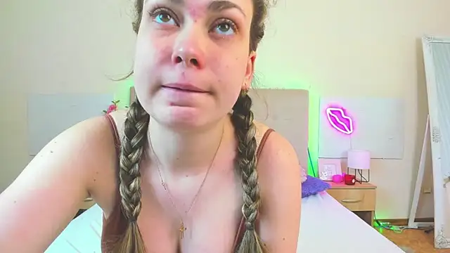 MelanieCuty online show from April 18, 5:33 am