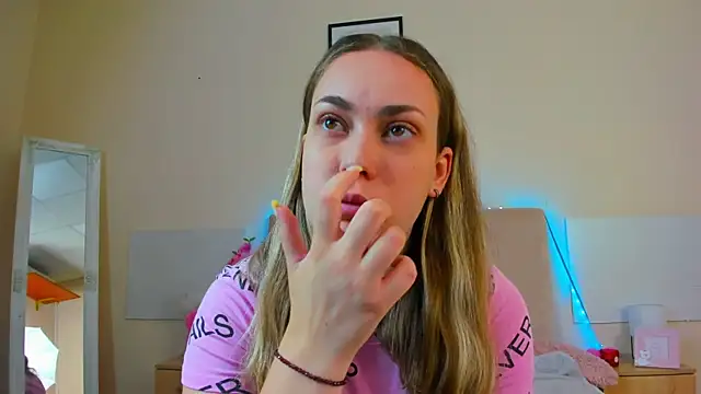 MelanieCuty online show from July 9, 5:33 am