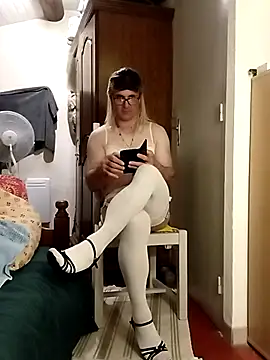 stephie83 online show from April 18, 6:56 pm