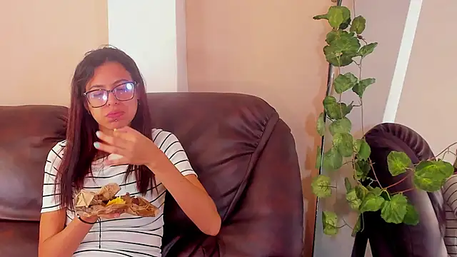 Emily Lopera online show from June 22, 3:31 pm