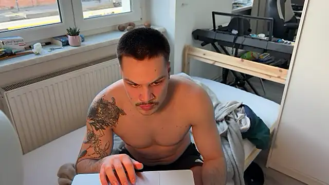 rommmika online show from April 8, 4:40 pm