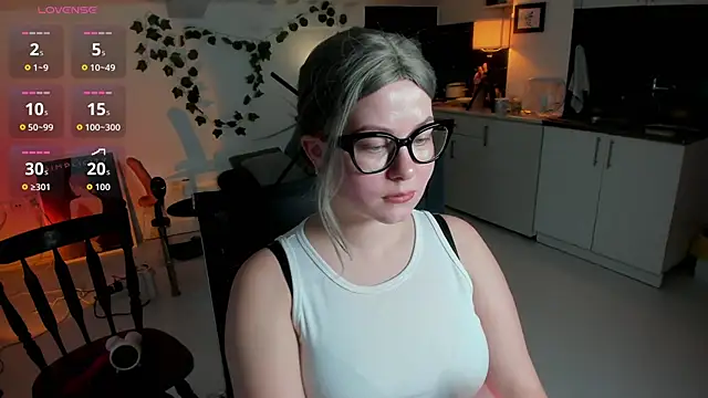 VexaVeylish online show from March 31, 4:18 pm