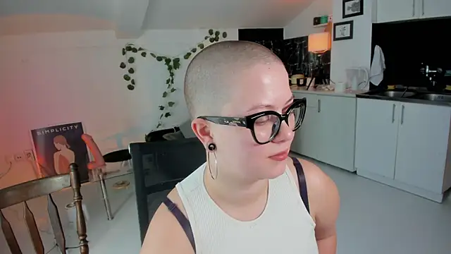 VexaVeylish online show from April 7, 1:33 pm