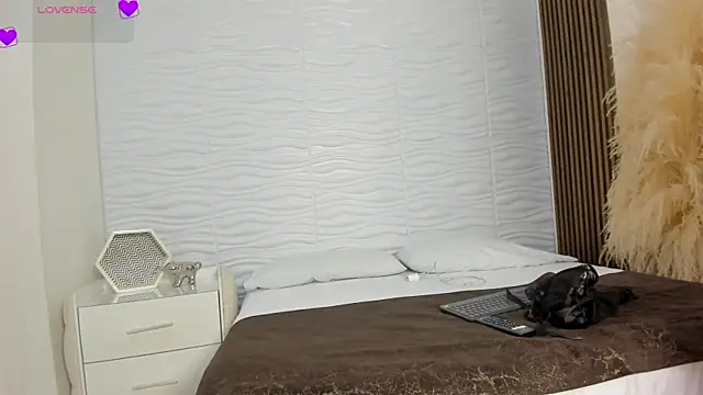 AlondraSoomer online show from April 5, 5:04 am