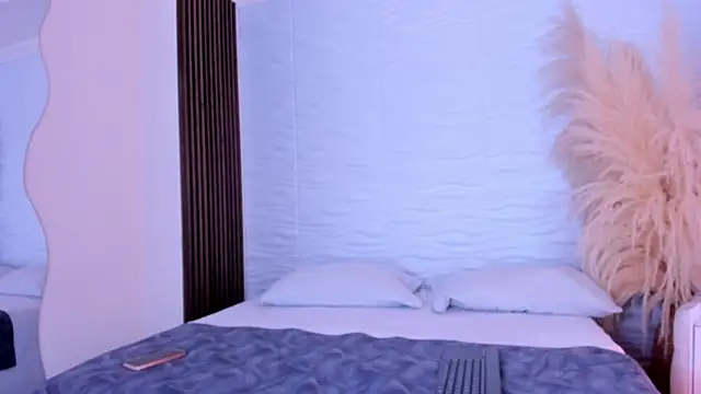 AlondraSoomer online show from April 18, 4:27 am