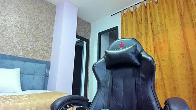 IsaSkinny online show from April 10, 7:18 pm