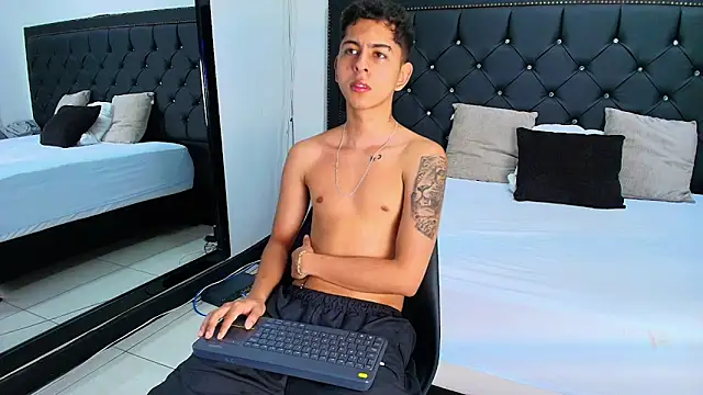 NohaDrake online show from April 10, 8:02 pm