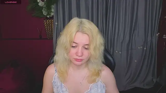 ElizabethRedWings online show from May 31, 6:09 pm