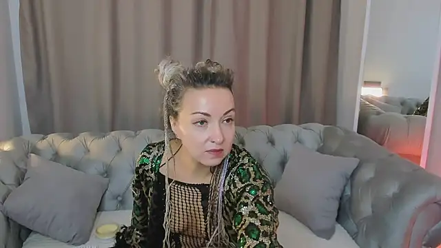 Lar Queen online show from April 8, 10:59 am