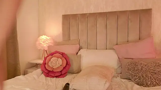 Liora Sol online show from April 7, 11:04 pm