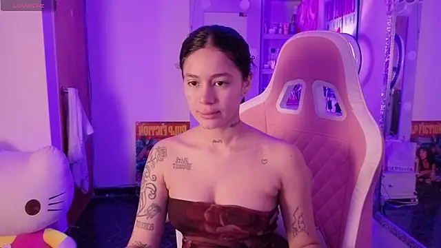 Oliviasims online show from April 15, 9:15 pm