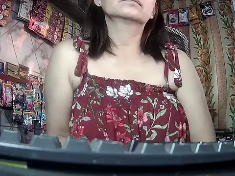 Snapshot of mommylicious_23 chatting on April 18, 9:48 pm mommylicious 23 online show from April 18, 9:48 pm