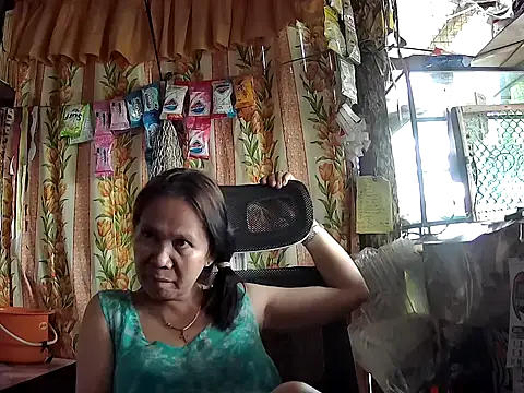 Snapshot of mommylicious_23 chatting on May 2, 5:45 am mommylicious 23 online show from May 2, 5:45 am